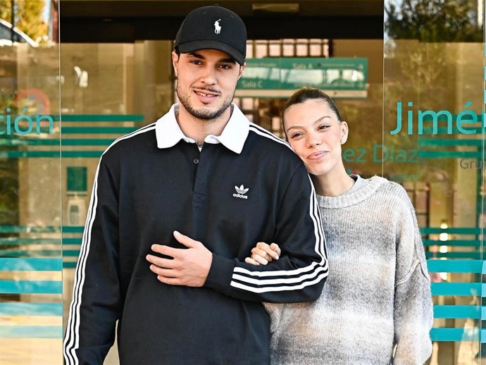 Alejandra Rubio Y Carlo Costanzia Posan Para Los Medios En La Fundación Jiménez Díaz Tras Convertirse En Padres