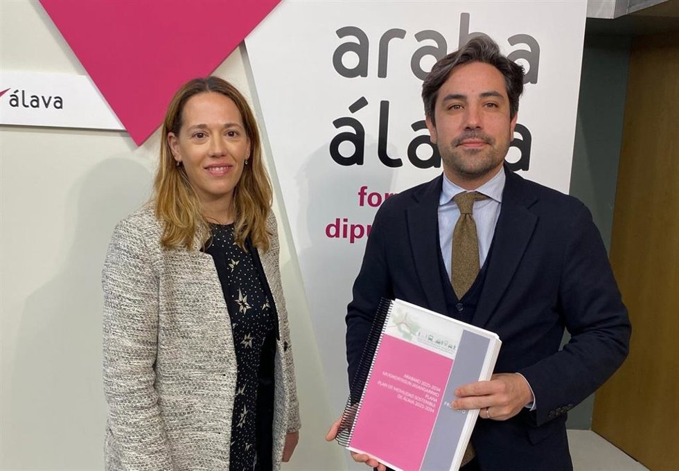 El diputado foral de Movilidad Sostenible e Infraestructuras Viarias, Jon Nogales, y la directora de Movilidad Sostenible, Patricia Pérez