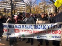 Representantes del sector pesquero protestan en Madrid contra la propuesta del arrastre en el Mediterráneo