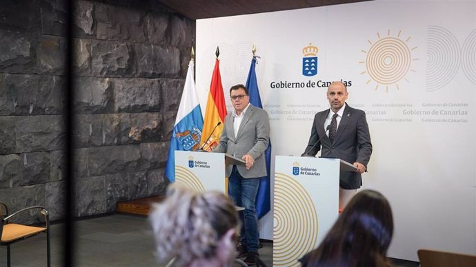 El consejero de Emergencias y Seguridad del Gobierno de Canarias, Manuel Miranda, y el portavoz, Alfonso Cabello, en una rueda de prensa para dar cuenta de los acuerdos del Consejo de Gobierno