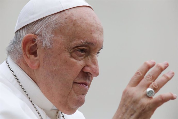 Archivo - 18 October 2023, Vatican, Vatican City: Pope Francis waves during his Wednesday General Audience in St. Peter's Square at the Vatican. Photo: Evandro Inetti/ZUMA Press Wire/dpa