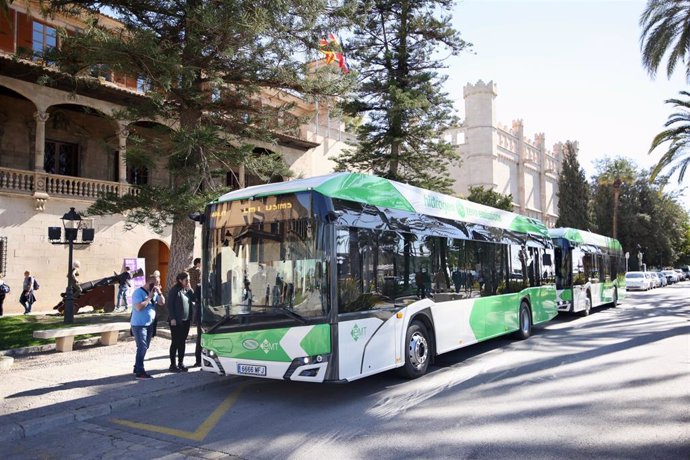 Archivo - Bus de hidrógeno verde circulando por Palma.