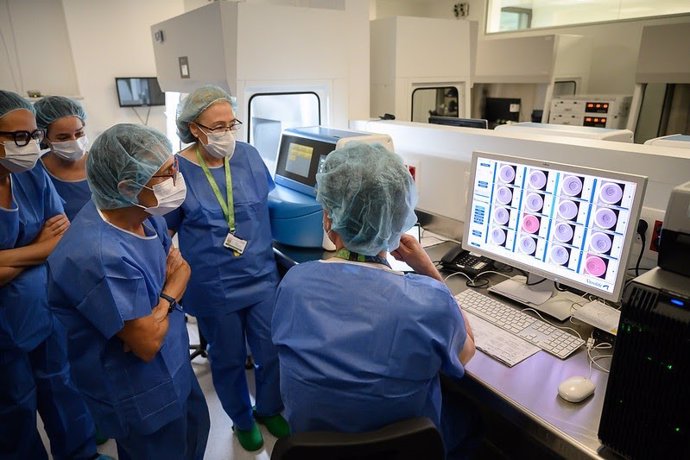 La consellera de Salud de la Generalitat, Olga Pané, durante la inauguración del nuevo laboratorio de reproducción humana asistida del Hospital Clínic de Barcelona.