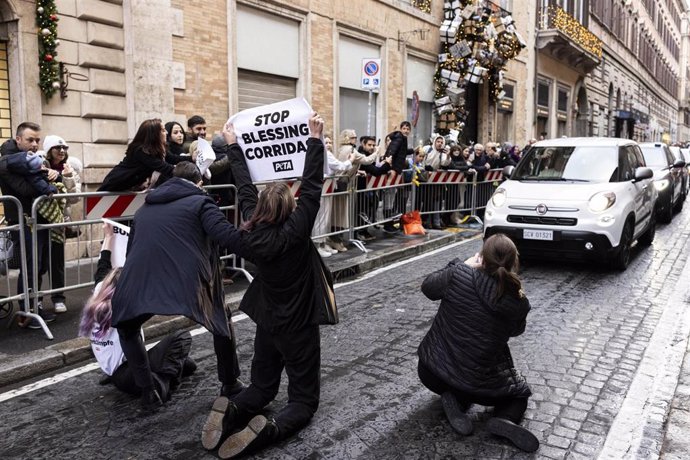 Detenidas cuatro activistas de PETA tras pedir al Papa que condene las corridas de toros a su llegada a la Solemnidad de la Inmaculada Concepción de la Santísima Virgen María en la Plaza de España.