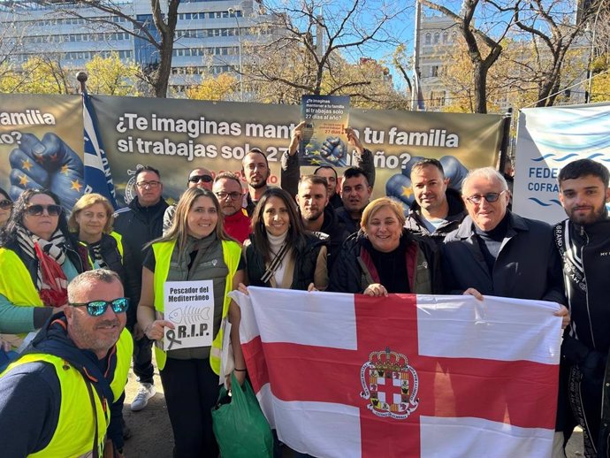 Representantes del PP respaldan a pescadores almeriense en una manifestación en Madrid.