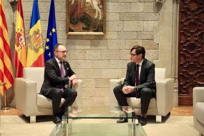 El presidente de la Generalitat, Salvador Illa, y el jefe de Gobierno de Andorra, Xavier Espot, en una reunión en el Palau de la Generalitat
