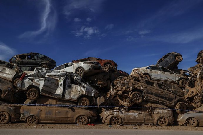 Cotxes apilats en la localitat de Catarroja 40 dies després de la dana