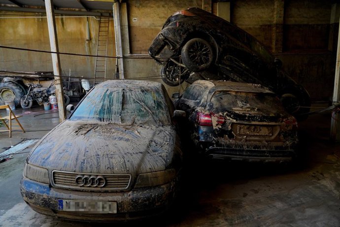 Archivo - Arxive - Vehicles plens de fang en un garatge de Pedralba (arxiu)