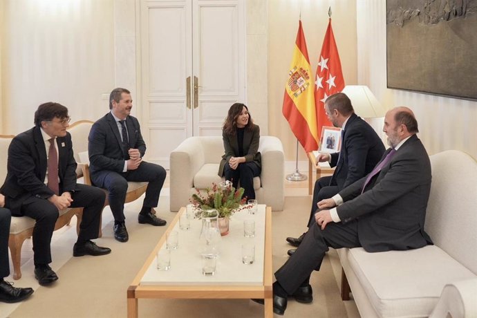 La presidenta de la Comunidad de Madrid, Isabel Díaz Ayuso,y el presidente del Comité Paralímpico Internacional (CPI), Andrew Parsons