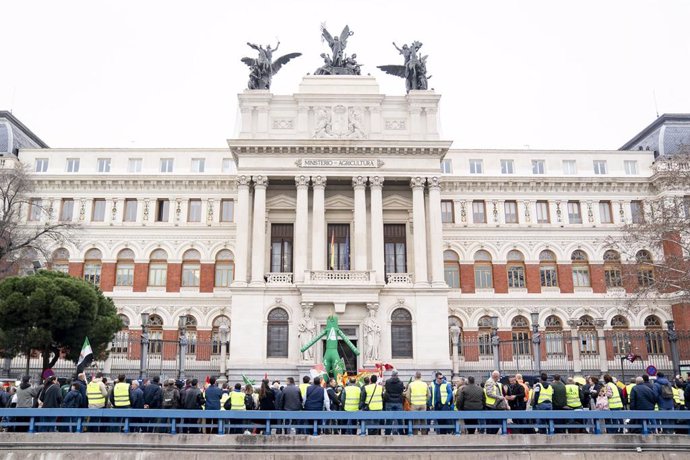 Archivo - Agricultores y ganaderos durante una protesta ante el Ministerio de Agricultura, a 15 de febrero de 2024, en Madrid (España). Agricultores y ganaderos han irrumpido hoy en la décima jornada de protestas para trasladar sus reivindicaciones ante e