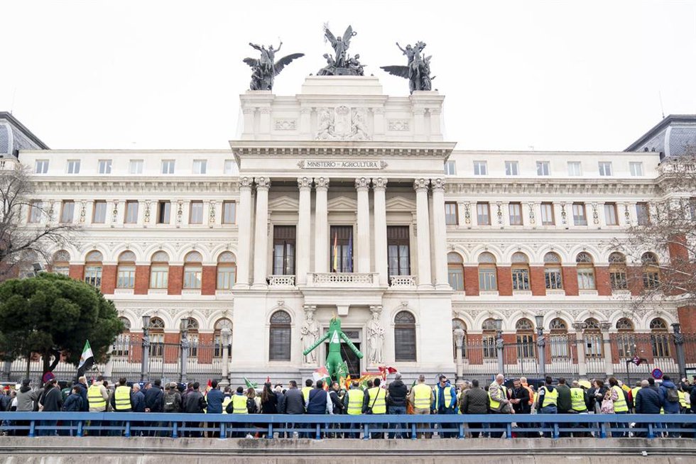 Archivo - Agricultores y ganaderos durante una protesta ante el Ministerio de Agricultura, a 15 de febrero de 2024, en Madrid (España). Agricultores y ganaderos han irrumpido hoy en la décima jornada de protestas para trasladar sus reivindicaciones ante