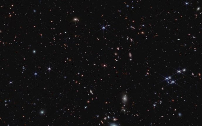 Más de 20.000 galaxias aparecen en esta imagen del telescopio espacial James Webb