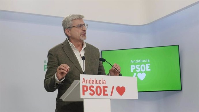 Archivo - El portavoz adjunto del PSOE-A, Josele Aguilar, en rueda de prensa. (Foto de archivo).