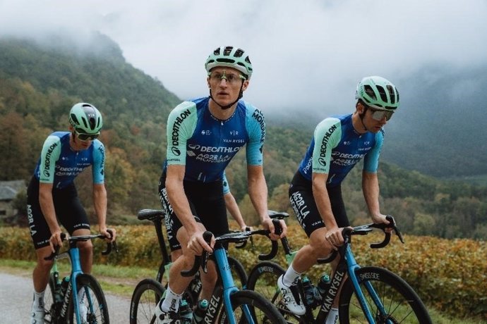 Imagen de los ciclistas del equipo Decathlon AG2R La Mondiales