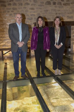 Amaia Barredo, Noemí Manzanos y José María Aierdi, reunidos en Laguardia, Rioja Alavesa,