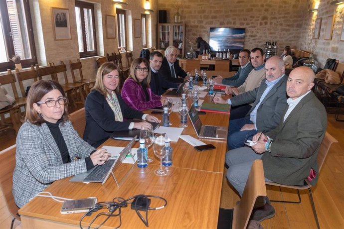 El consejero de Desarrollo Rural y Medio Ambiente, José Marí Aierdi, junto a sus homólogas de Euskadi y La Rioja