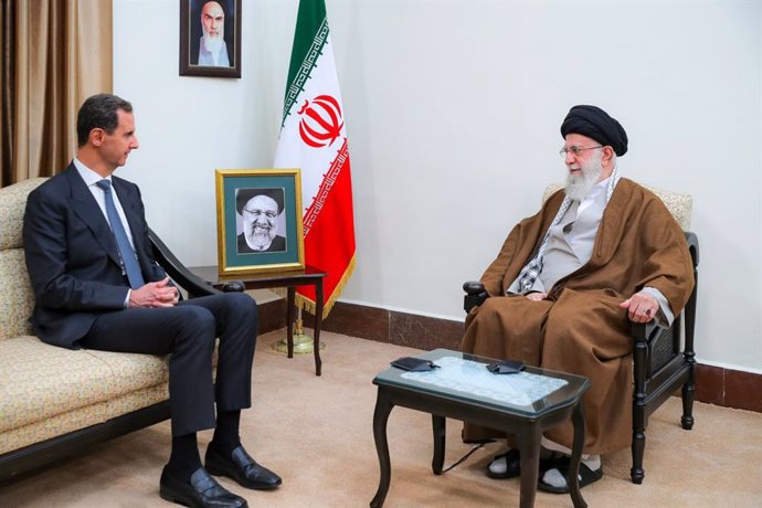 Archivo - HANDOUT - 30 May 2024, Iran, Tehran: A photo released by the official Syrian Arab news agency (SANA) on 30 May 2024 shows Syrian President Bashar al-Assad (R) meeting with Iranian Supreme Leader Ayatollah Ali Khamenei to express condolences for 