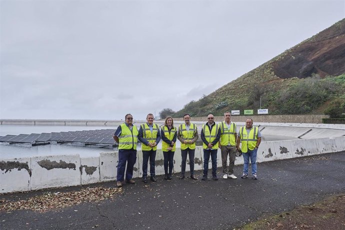 El vicepresidente del Cabildo de Tenerife, Lope Afonso (c), en una visita a la balsa de San Antonio