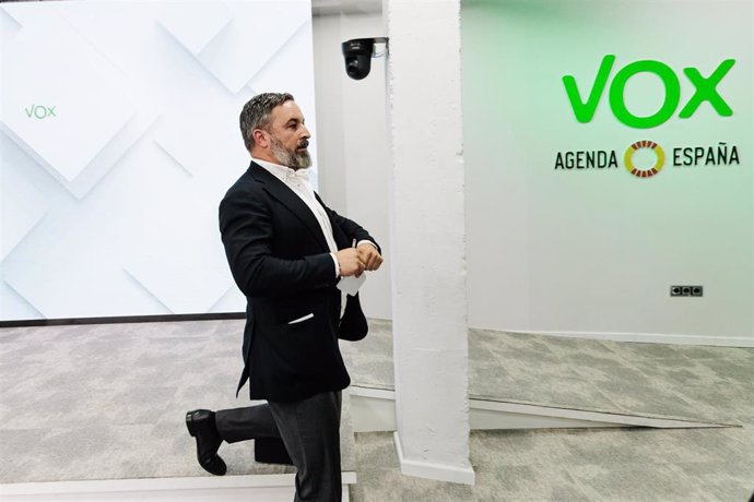 Archivo - El presidente de VOX, Santiago Abascal, llega a una rueda de prensa posterior al Comité de Acción Política de VOX, a 2 de septiembre de 2024, en Madrid (España). Durante la comparecencia, el líder de VOX, ha considerado ’suicida’ la política mig