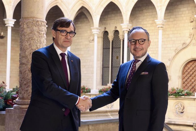 El jefe de Gobierno de Andorra, Xavier Espot, y el presidente de la Generalitat, Salvador Illa, en el Palau de la Generalitat