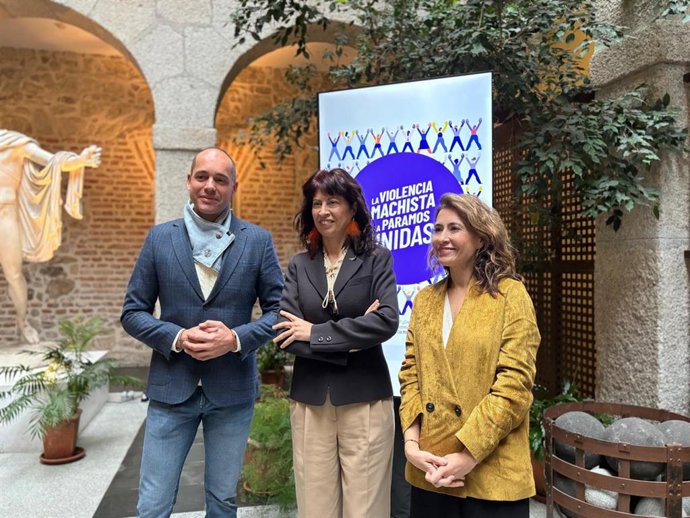 Ana Redondo ve "imprescindible" acabar en CyL con un PP que lleva 38 años en el gobierno. En la foto, la ministra, en el medio, durante un acto en La Granja de San Ildefonso.