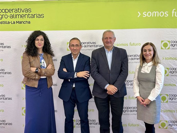 El presidente de Cooperativas Agro-alimentarias C-LM, Ángel Villafranca; el director general de la organización, Juan Miguel del Real; y las integrantes del gabinete de dirección, Nuria Villanueva y Lola Gallego.