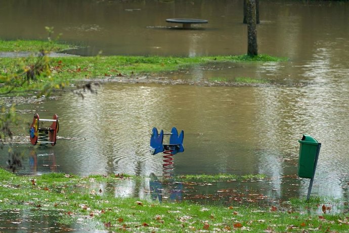 El río Zadorra desbordado por las intensas lluvias