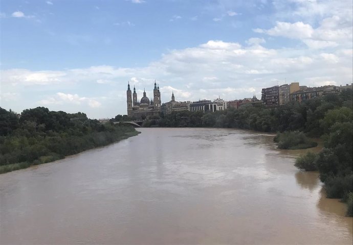 Archivo - El Ebro, a su paso por Zaragoza.