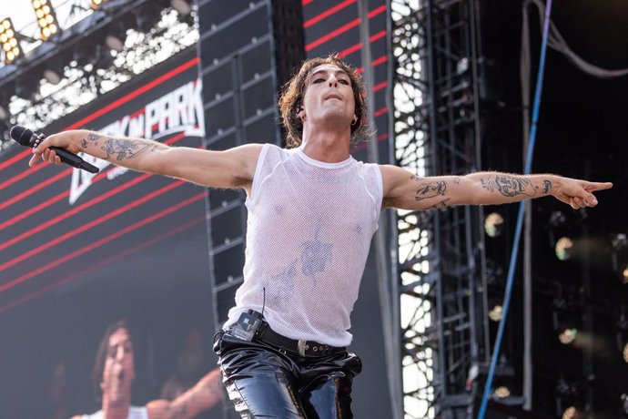 Archivo - 04 June 2022, Bavaria, Nuernberg: Frontman Damiano David performs with the Italian rock band Maneskin at the open-air festival "Rock im Park". Photo: Daniel Karmann/dpa