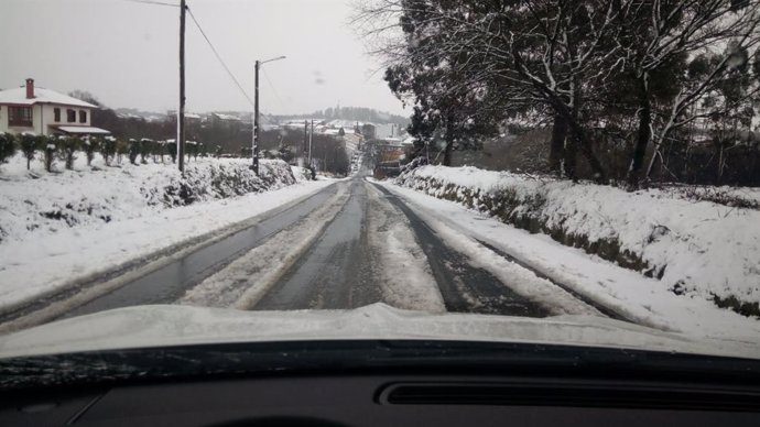 Archivo - Nieve, nevadas, carreteras nevadas, temporal, frío,