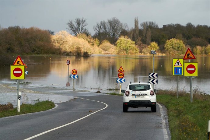 El río Zadorra cortando la carretera A-3302 tras el temporal que ha provocado su desbordamiento, a 9 de diciembre de 2024, en Vitoria, Álava (España).