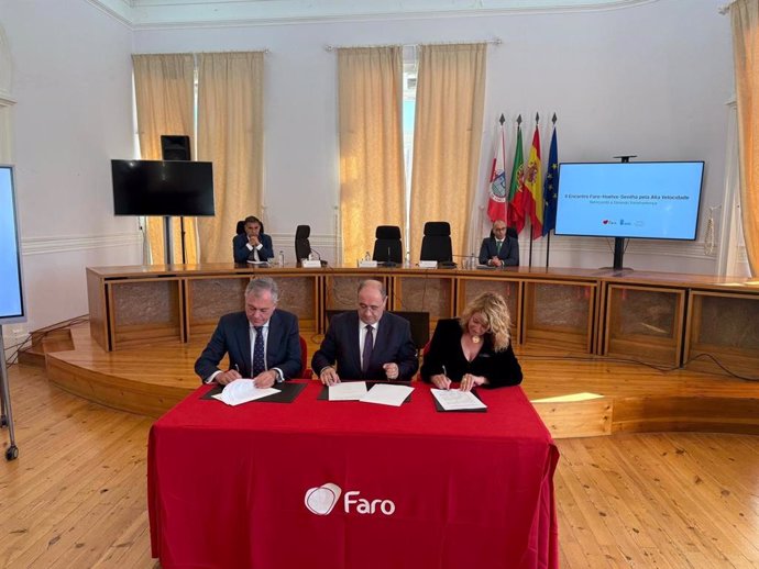 El Presidente de la Cámara Municipal de Faro, Rogério Bacalhau, la Alcaldesa de Huelva, Pilar Miranda, y el Alcalde de Sevilla, José Luis Sanz, han reiterado "el compromiso colectivo" con el desarrollo de una conexión ferroviaria de alta velocidad.