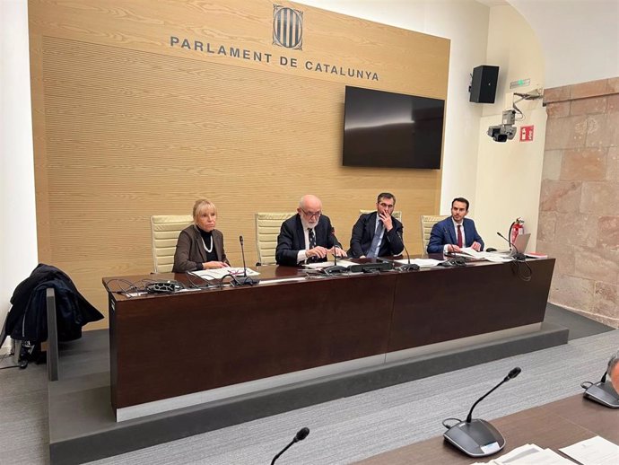 Momento de la reunión de la Comisión de control de la ILP del Parlament