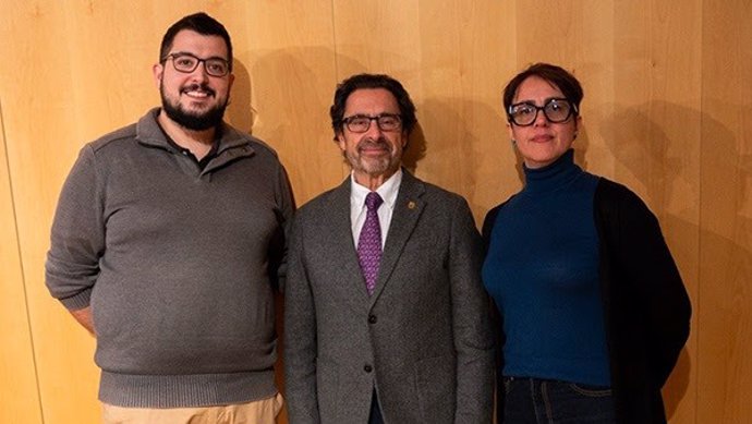 El diputado del Área de Cultura de la Diputación de Barcelona, Pau Gonzàlez, el rector de la UB, Joan Guàrdia, y la directora general del Institut del Teatre, Núria Plana