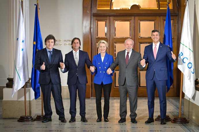 06 December 2024, Uruguay, Montevideo: (L-R) Argentina's President Javier Milei, Uruguay's President Luis Lacalle Pou, European Commission President Ursula von der Leyen, Brazil's President Luiz Inacio Lula da Silva and Paraguay's President Santiago Pena 