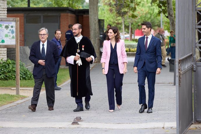 Archivo - (I-D) El rector de la Universidad Carlos III, Ángel Arias; la presidenta de la Comunidad de Madrid, Isabel Díaz Ayuso, y el consejero de Universidades, Emilio Viciana, en la apertura del curso, a 19 de septiembre de 2024, en Getafe, Madrid (Espa