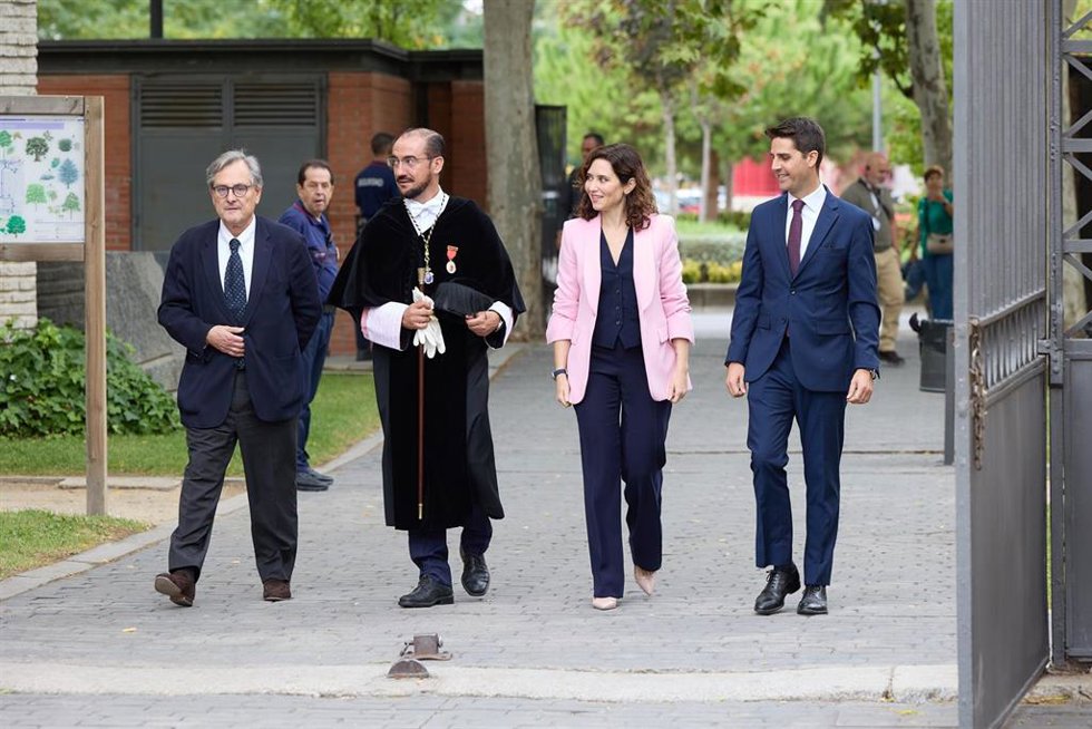 Archivo - (I-D) El rector de la Universidad Carlos III, Ángel Arias; la presidenta de la Comunidad de Madrid, Isabel Díaz Ayuso, y el consejero de Universidades, Emilio Viciana, en la apertura del curso, a 19 de septiembre de 2024, en Getafe, Madrid (Es