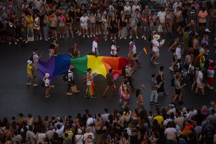 Archivo - Decenas de personas durante la manifestación estatal del Orgullo LGTBI+ 2024, a 6 de julio de 2024, en Madrid (España). 