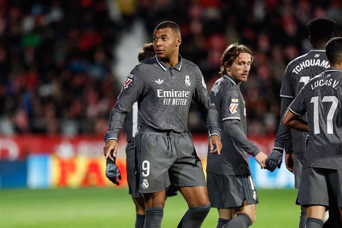 El delantero francés del Real Madrid Kylian Mbappé celebra un gol ante el Girona. 