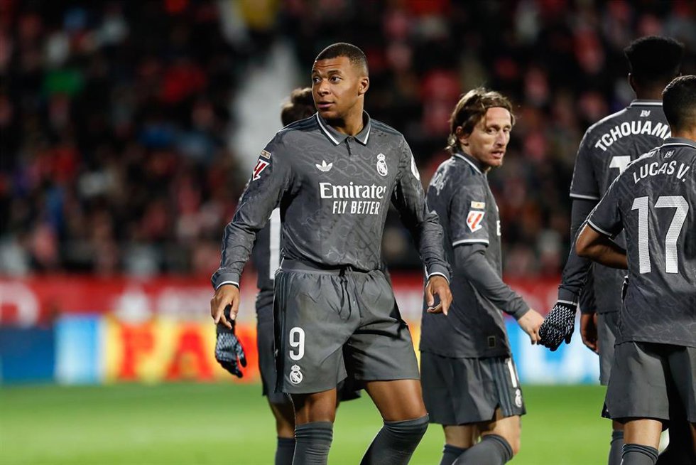 El delantero francés del Real Madrid Kylian Mbappé celebra un gol ante el Girona.