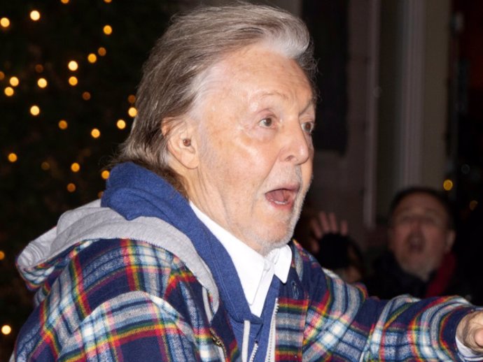 Paul McCartney sale del hotel en el que se hospeda en Madrid