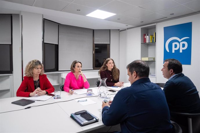 La secretaria general del PP, Cuca Gamarra, y la vicesecretaria de Sanidad y Educación del PP, Ester Muñoz, en una reunión con los representantes del sindicato CSIF.