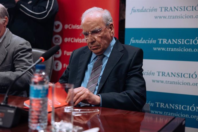 El exvicepresidente del Gobierno Alfonso Guerra durante el acto de presentación del libro 'En defensa de la transición' de Teresa Freixes en la Fundación Universitaria Española