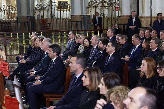 El presidente de la Junta de Andalucía, Juanma Moreno, asiste a la misa funeral por las víctimas de la DANA en la Catedral de Valencia.