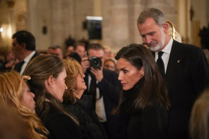 Los Reyes Felipe VI y Letizia saludan a los familiares de las víctimas tras la misa funeral por los fallecidos en las inundaciones provocadas por la DANA, en la Catedral de Valencia, a 9 de diciembre de 2024, en Valencia, Comunidad Valenciana (España). Lo