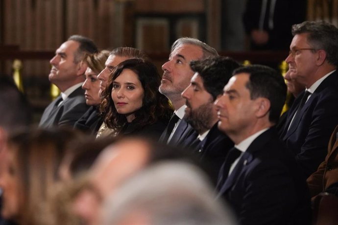 La presidenta de la Comunidad de Madrid, Isabel Díaz Ayuso (4i), durante la misa funeral por los fallecidos en las inundaciones provocadas por la DANA, en la Catedral de Valencia, a 9 de diciembre de 2024, en Valencia, Comunidad Valenciana (España). 