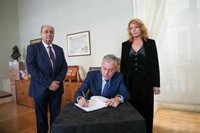 Alcalde de Sevilla avisa a Puente que volverá más veces a Faro si es necesario para que "se acuerde" del AVE con Huelva