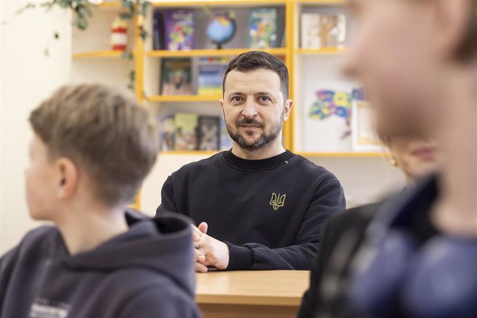 Archivo - Imagen de archivo del presidente de Ucrania, Volodimir Zelenski, en un colegio