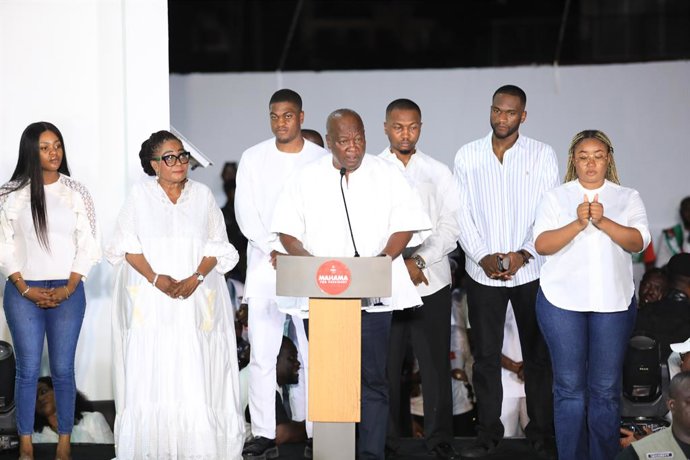 El presidente electo de Ghana, John Mahama, realiza un discurso en Acra tras ganar las elecciones presidenciales
