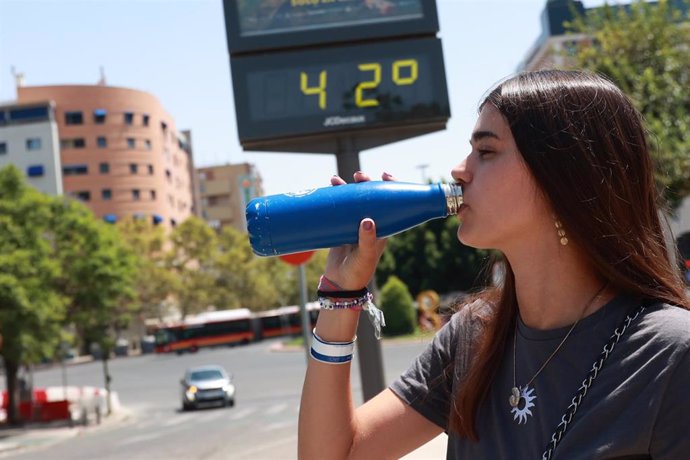 Archivo - Una joven bebe agua para soportar las altas temperaturas. A 10 de agosto de 2024, en Sevilla (Andalucía, España). Una cuarta ola de calor afecta a todo el país desde el viernes y hasta el domingo, con temperaturas superiores a 40ºC.